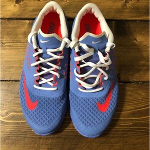 Ladies Nike sneakers size 6 in excellent like new condition.